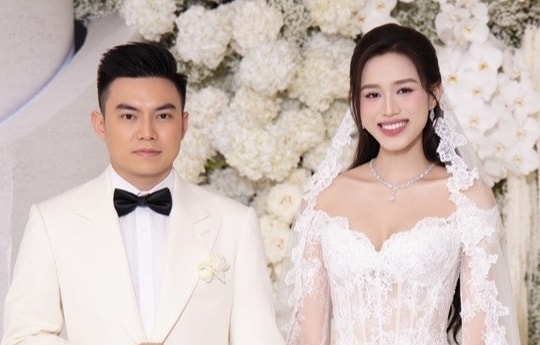 Hoa hậu Đỗ Thị Hà 'dát kim cương' bên chú rể, đám cưới như biển hoa trắng