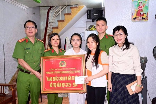 Công an nâng bước trẻ em khó khăn đến trường
