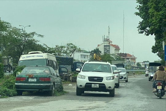 Xe ô tô 'bỏ quên' trên đường An Định (phường Thành Đông), gây nguy hiểm giao thông