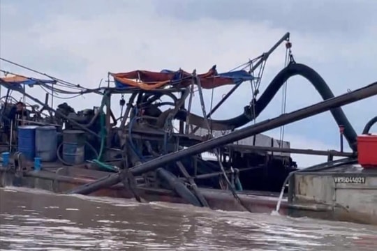 'Tập kích' trong đêm xử lý 10 phương tiện tàng trữ cát trái phép