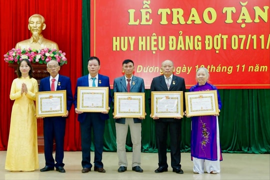 Trao Huy hiệu Đảng cho 55 đảng viên ở xã Trường Tân và phường An Dương