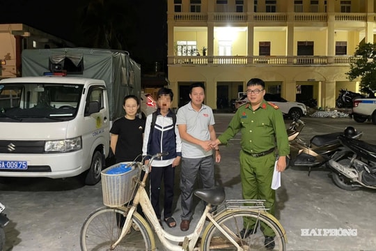 Công an xã Vĩnh Bảo giúp một thiếu niên đi lạc về nhà