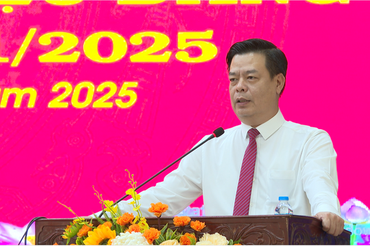 Trao Huy hiệu Đảng và kiểm tra việc vận hành chính quyền địa phương 2 cấp tại xã Kim Thành