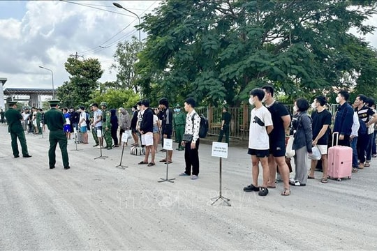 Tiếp nhận 57 công dân Việt Nam do lực lượng chức năng Campuchia trao trả
