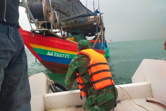 Cứu 3 ngư dân bị chìm tàu cá trên biển Nghệ An