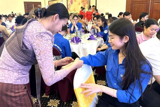 Vun đắp tình hữu nghị, thắt chặt hợp tác toàn diện với nước bạn Lào
