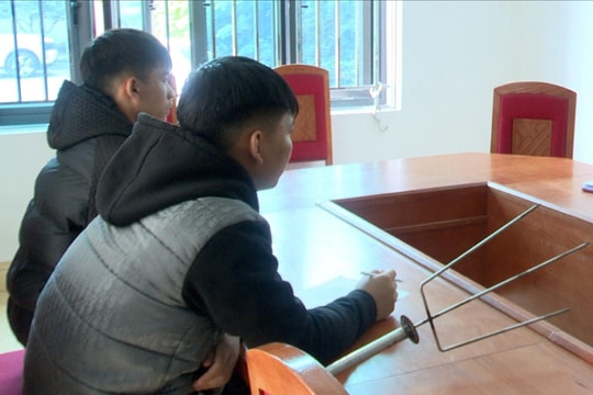 Công an phường Kinh Môn răn đe 2 thiếu niên mang hung khí 'ra oai'