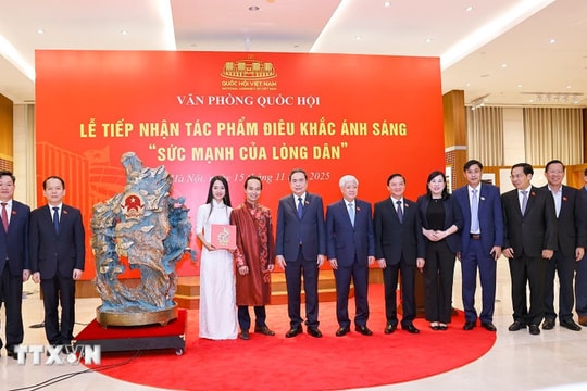 Lễ tiếp nhận tác phẩm điêu khắc ánh sáng 'Sức mạnh của lòng dân'