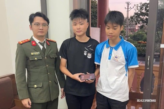 Hai học sinh xã Nguyễn Lương Bằng nhặt được điện thoại, trả lại người đánh rơi