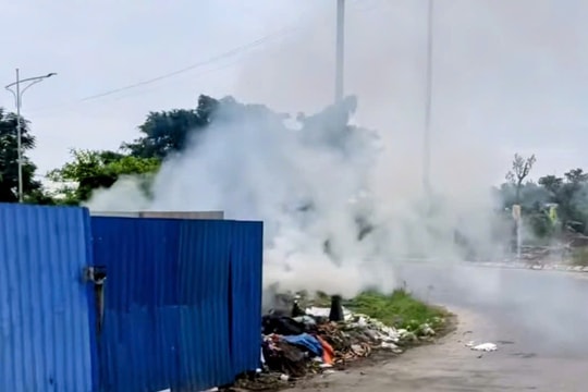 Đốt rác tiềm ẩn nguy cơ mất an toàn ở gần trạm bơm Núi Đối