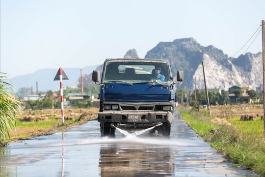 Kiểm tra, xử lý tình trạng xe quá tải chạy vào đường dân sinh phường Phạm Sư Mạnh