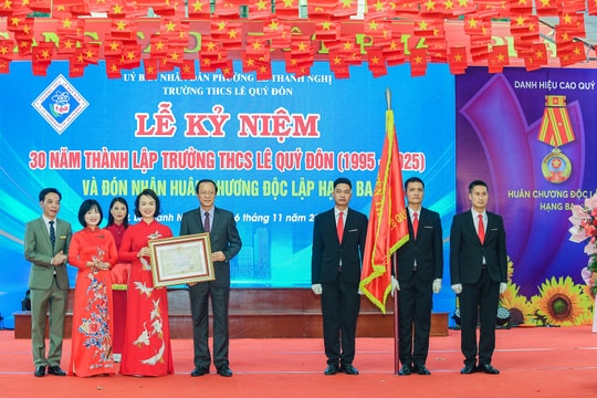 Le Quy Don Junior High School receives third-class Independence Order