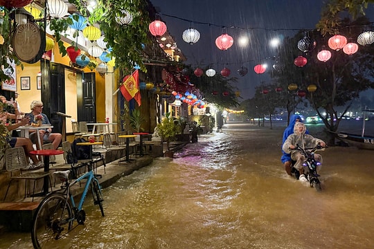 Lũ lại dâng trong đêm ở phố cổ Hội An