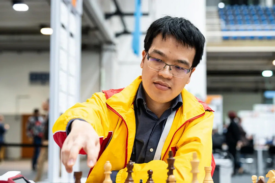 Lê Quang Liêm thoát hiểm dù đối thủ hơn 3 tốt, sẽ phải chơi trận 'chung kết'