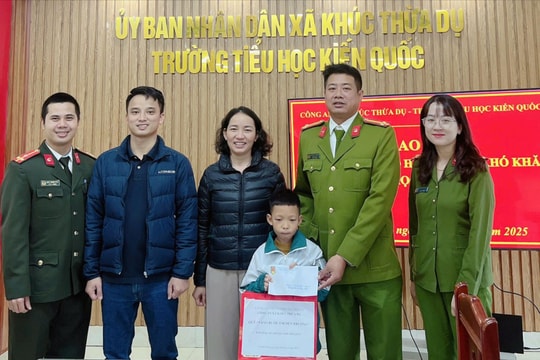 Công an Hải Phòng 'nâng bước em tới trường'