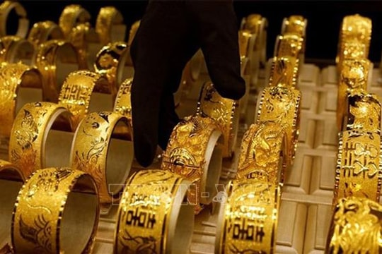 Giá vàng giảm do đồng USD tăng giá