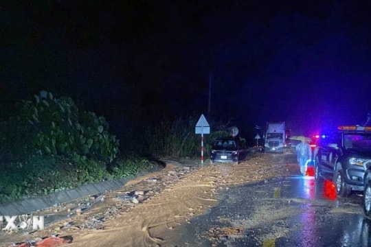 Sạt lở 2 đèo ở Khánh Hòa khiến nhiều người tử vong, bị vùi lấp