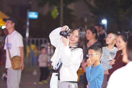 Phố đi bộ Bạch Đằng thu hút 2.000 lượt khách mỗi tối cuối tuần