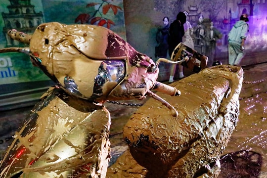 Công an truy tìm ô tô làm đổ bùn nhão ra đường, khiến nhiều lái xe bị ngã ở Hà Nội