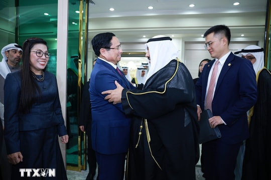 Thủ tướng Phạm Minh Chính thăm nguyên Thủ tướng Kuwait Sheikh Nasser