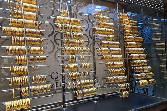 Áp lực kép đẩy giá vàng thế giới giảm hơn 1%
