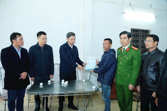 Thăm, tặng quà gia đình nạn nhân bị tai nạn giao thông
