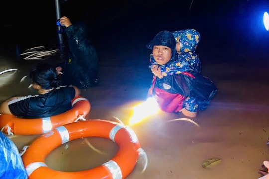 Hàng trăm nhà dân ở Gia Lai, Đắk Lắk ngập sâu qua nóc, người dân bị cô lập kêu cứu
