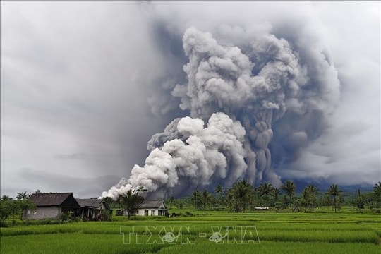Indonesia nâng cảnh báo đối với núi lửa Semeru lên mức cao nhất