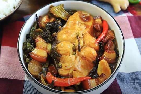 Cá trắm kho dưa chua