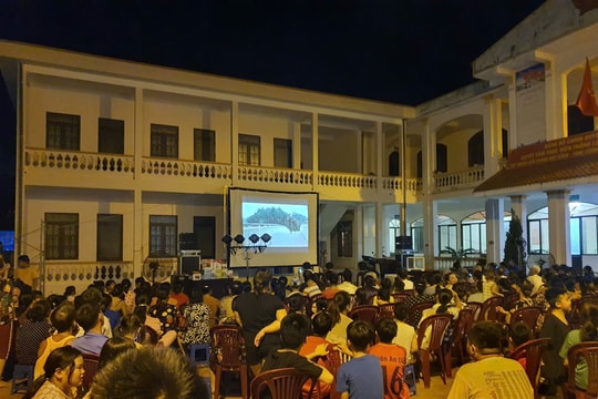 Chiếu bóng về làng