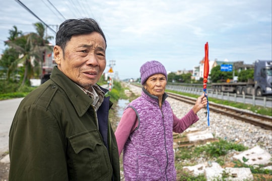 Vợ chồng ông lão ở Hải Phòng 9 năm giữ bình yên cho những chuyến tàu