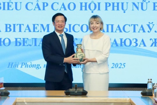 Đồng chí Phạm Văn Lập làm việc với đoàn đại biểu cấp cao Hội Phụ nữ Cộng hoà Belarus