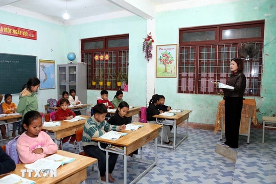 Vượt lũ mang con chữ đến với đồng bào Rục ở vùng biên viễn