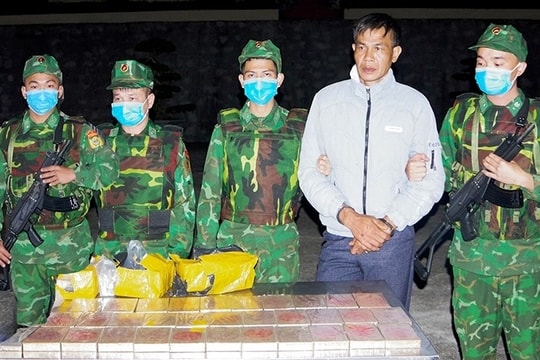 Biên phòng Thanh Hóa bắt đối tượng vận chuyển 32 bánh heroin