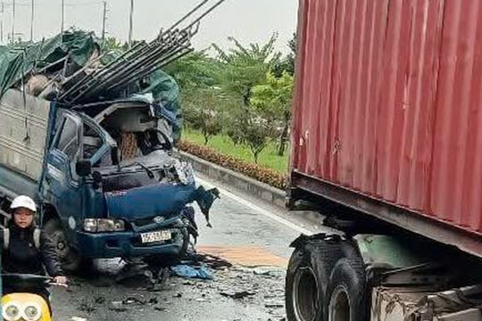 Lái xe tải tử vong sau khi đâm vào đuôi xe container chạy phía trước