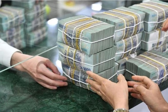 Thanh khoản thu hẹp, ngân hàng 'đua' lãi suất trở lại