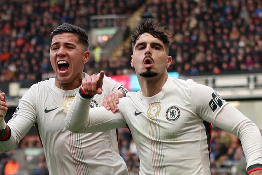 Thắng 2-0 trước chủ nhà Burnley, Chelsea tạm vươn lên thứ 2 Giải Ngoại hạng Anh