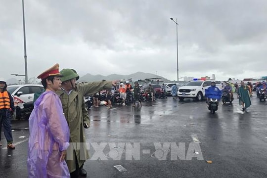 Khôi phục nhanh giao thông, đặc biệt là tuyến đường phục vụ cứu hộ, cứu nạn
