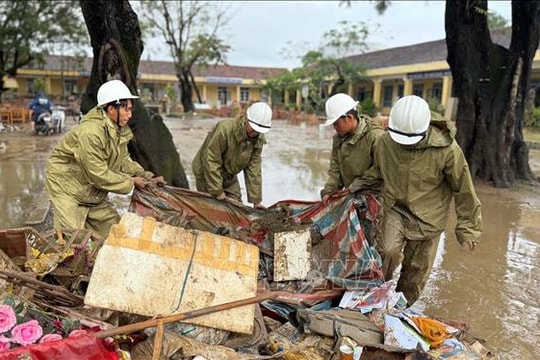 Quân đội tập trung hỗ trợ tái thiết các công trình, ổn định đời sống nhân dân sau mưa lũ