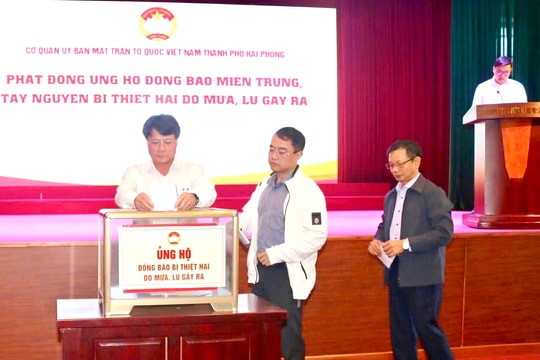 Cơ quan Ủy ban MTTQ Việt Nam thành phố Hải Phòng ủng hộ đồng bào khắc phục hậu quả lũ lụt