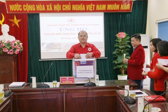 Hội Chữ thập đỏ thành phố Hải Phòng tiếp nhận kinh phí ủng hộ đồng bào khắc phục hậu quả lũ lụt