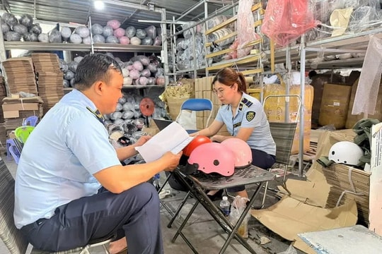 Phát hiện kho mũ bảo hiểm giả trị giá hàng trăm triệu đồng