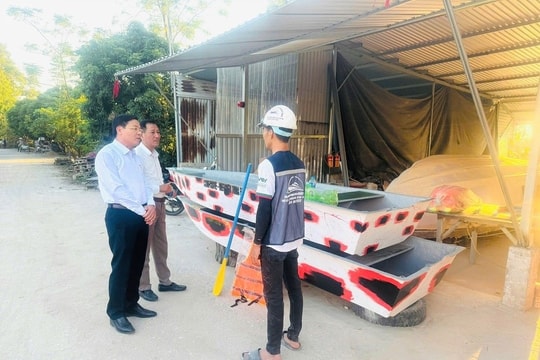 Một người dân xã Vĩnh Thịnh ủng hộ 1 ca nô cho tỉnh Đắk Lắk