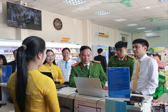 Khai trương Điểm tiếp nhận và trả kết quả thủ tục hành chính qua bưu điện ở khu vực Kinh Môn