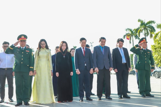 Đoàn đại biểu dự Đại hội MTTQ Việt Nam thành phố Hải Phòng dâng hương tưởng niệm các Anh hùng liệt sĩ