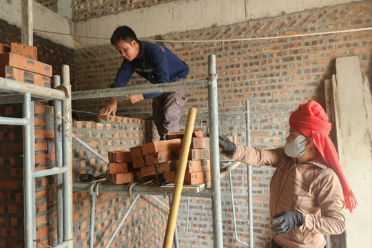 Phụ nữ miền núi mưu sinh nơi đất Cảng