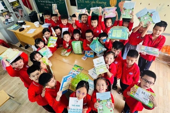 Thiếu nhi Hải Phòng góp sách vở, đồ dùng học tập ủng hộ học sinh vùng lũ