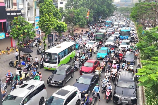 Hà Nội cấm theo giờ một số phương tiện chạy xăng dầu từ 1/7/2026