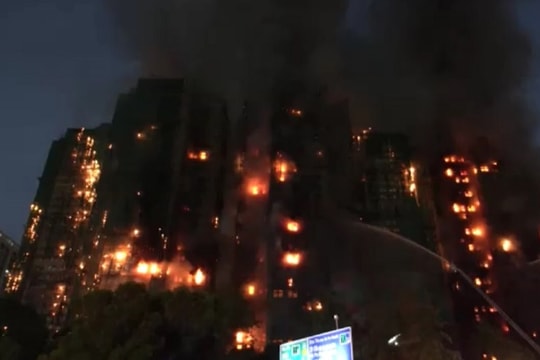 7 tòa nhà chung cư cháy ngùn ngụt ở Hong Kong