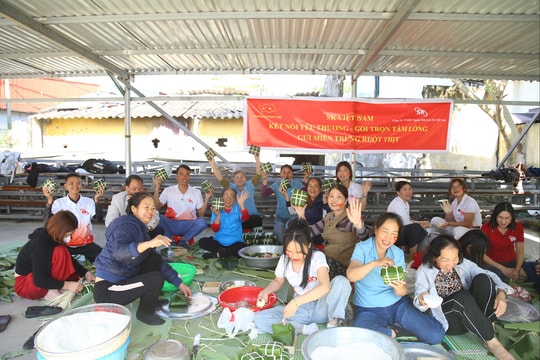 Tổ chức gói, luộc bánh chưng hỗ trợ đồng bào chịu ảnh hưởng bởi mưa lũ